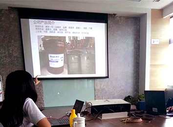 從營銷的角度講，網(wǎng)絡(luò)上生產(chǎn)者和消費(fèi)者一對(duì)一的互動(dòng)溝通，使生產(chǎn)者更快地了解消費(fèi)者的要求、愿望及改進(jìn)意見，將工業(yè)時(shí)代大規(guī)模生產(chǎn)、大規(guī)模數(shù)據(jù)營銷改進(jìn)為小群體甚至個(gè)體營銷，為消費(fèi)者提供了極大的滿足，迎合了現(xiàn)代拓客營銷理念