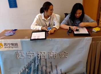 同時(shí)，它的革命性在于縮短了整個(gè)經(jīng)濟(jì)活動(dòng)的中間環(huán)節(jié)，降低了交易成本，節(jié)約了社會(huì)資源。在大數(shù)據(jù)營銷機(jī)制上，招商外包公司克服了橫在生產(chǎn)者和消費(fèi)者之間的時(shí)間、空間障礙，弱化了存在于二者之間的各種中間環(huán)節(jié)和渠道