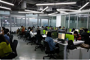 也不需要龐大的零售商業(yè)職工隊(duì)伍，因而降低了商品的銷售成本價(jià)格，也就降低了顧客購買的貨幣成本，另一方面，數(shù)據(jù)營銷通過直接媒體和直接手段及時(shí)向消費(fèi)者傳遞商品信息，降低了消費(fèi)者搜尋信息的時(shí)間成本與精力成本