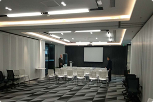 網(wǎng)絡(luò)本身就具有快速、高效、低成本的特點(diǎn)，在互聯(lián)網(wǎng)上信息資源共享，進(jìn)入障礙為零，作為一種新的傳播形式，網(wǎng)絡(luò)具有一對(duì)一的互動(dòng)特性，這是對(duì)傳統(tǒng)傳播方式面對(duì)大量受眾特征的突破